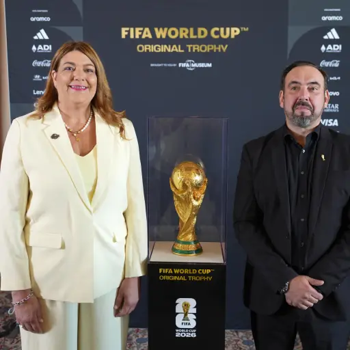 La presidenta del Miami-Dade College (MDC), Madeline Pumariega (i) y el director del Museo de la FIFA, Marco Fazzone, posan junto a la Copa del Mundo FIFA. ,EFE