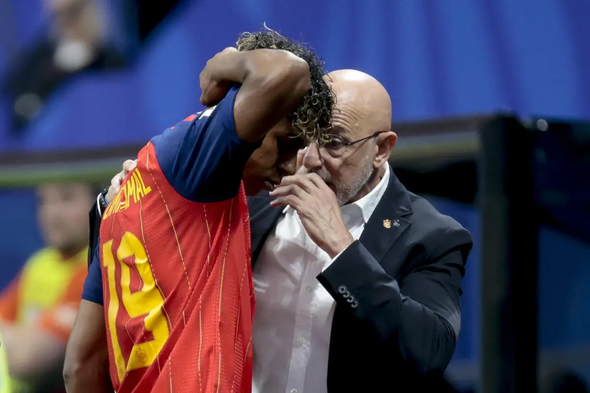 El seleccionador de España, Luis de la Fuente, da instrucciones al delantero Lamine Yamal., EFE