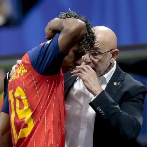 El seleccionador de España, Luis de la Fuente, da instrucciones al delantero Lamine Yamal. ,EFE