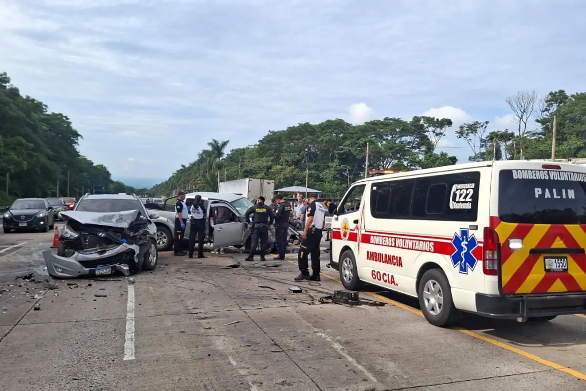 Dos vehículos colisionaron en el Km. 52 de la autopista Palín-Escuintla., Bomberos Voluntarios
