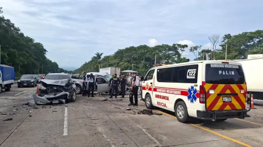 Dos vehículos colisionaron en el Km. 52 de la autopista Palín-Escuintla. ,Bomberos Voluntarios