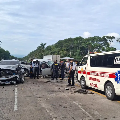Dos vehículos colisionaron en el Km. 52 de la autopista Palín-Escuintla. ,Bomberos Voluntarios