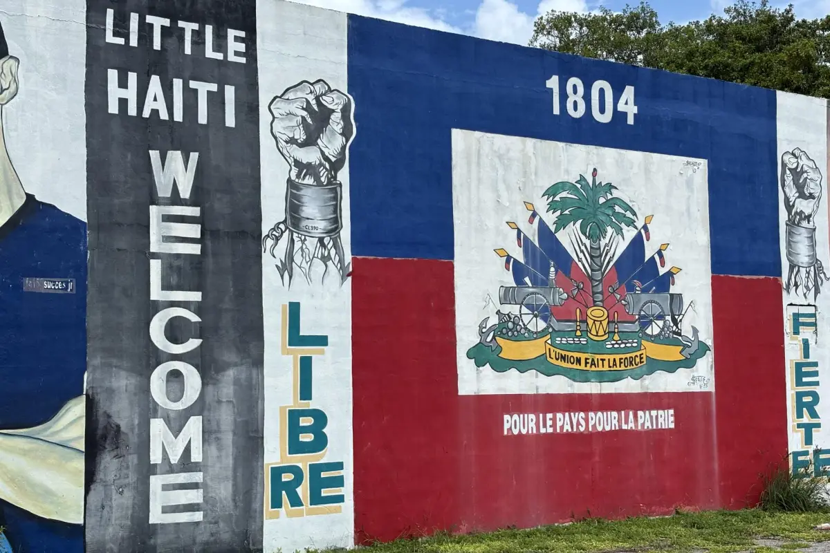 Mural con la bandera haitiana pintado en el barrio de "Little Haiti" en Miami, Florida (EE. UU.). , EFE