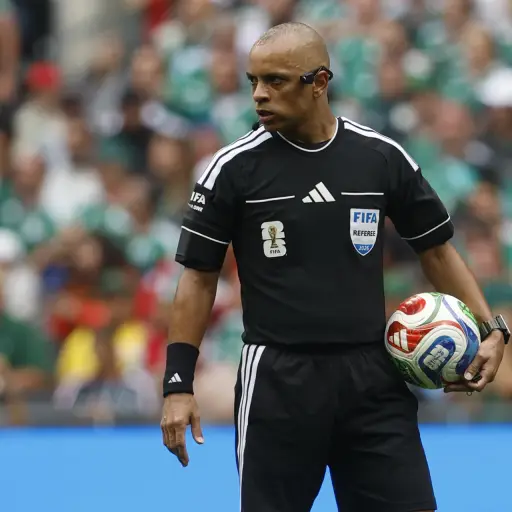 El árbitro brasileño Wilton Sampaio durante el juego inaugural del Mundial 2026 ,EFE
