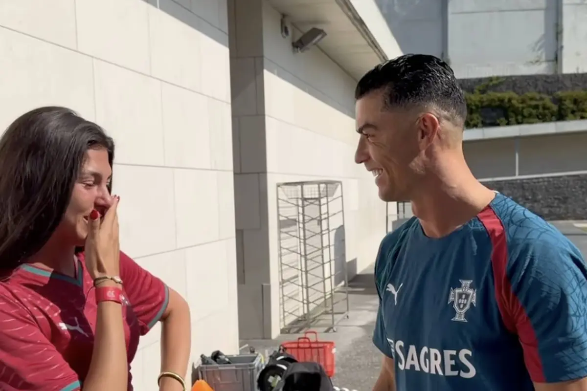 Ha conocido a Messi, Mbappé y Haaland, pero lloró al ver a Cristiano Ronaldo., Captura de pantalla video de Facebook.