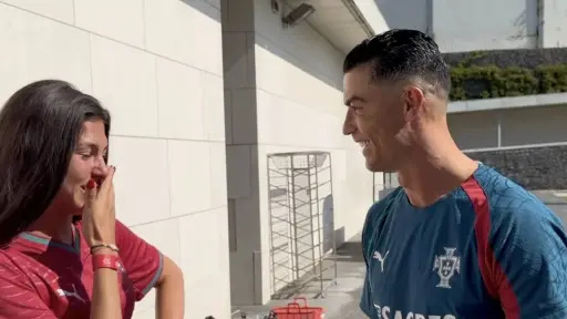 VIDEO: Influencer rompe en llanto tras inesperado gesto de Cristiano Ronaldo