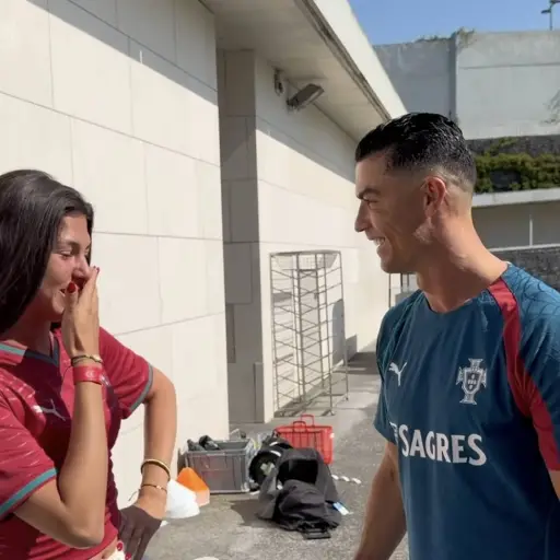 Ha conocido a Messi, Mbappé y Haaland, pero lloró al ver a Cristiano Ronaldo. ,Captura de pantalla video de Facebook.