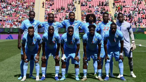 ¡De pasarela! Los excéntricos trajes y accesorios de la selección de El Congo que nadie vio venir