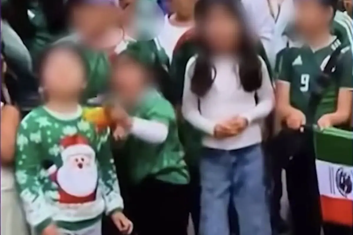 Sin camiseta del Tri, niño emociona al apoyar a México como puede., Captura de pantalla video de Facebook.