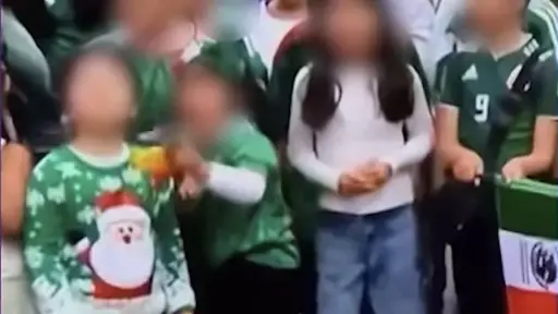 VIDEO: Niño se vuelve viral al apoyar a México con suéter navideño ante falta de camiseta