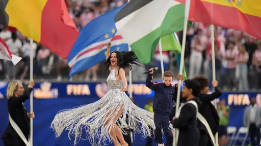 ¿Quién es Tius Luka? El joven cantante que emocionó junto a Katy Perry en el Mundial 2026