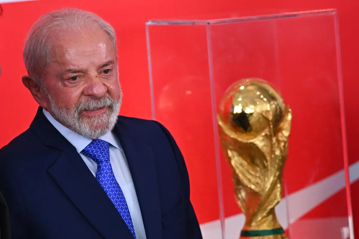 Lula da Silva con el trofeo de la Copa del Mundo - EFE