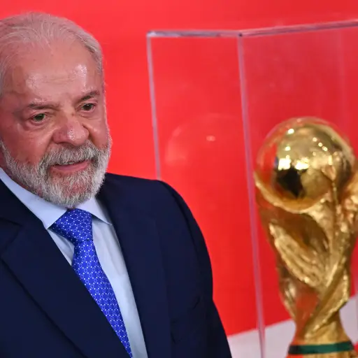 Lula da Silva con el trofeo de la Copa del Mundo - EFE