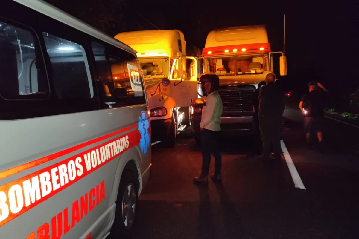 Los rescatistas confirmaron que el chofer del tráiler falleció a causa de heridas de bala., Bomberos Voluntarios.