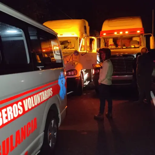 Los rescatistas confirmaron que el chofer del tráiler falleció a causa de heridas de bala. ,Bomberos Voluntarios.
