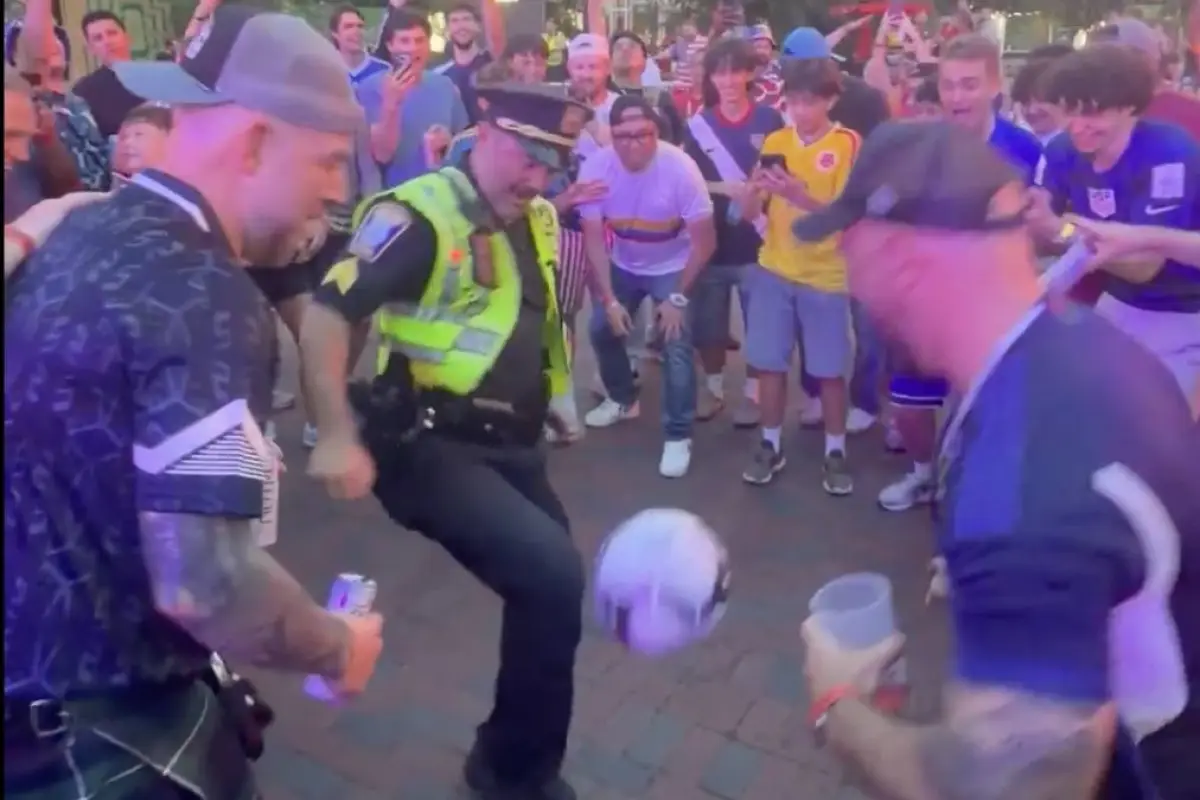 Agente de la policía de Boston hace tecniquitas con aficionados., Redes