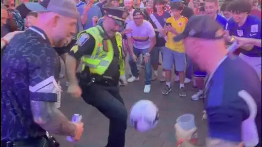 La policía también se sumó a la fiesta mundialista en Boston