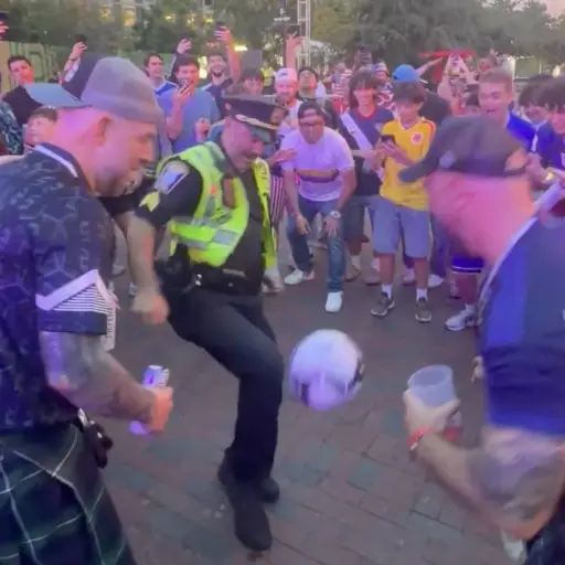 Agente de la policía de Boston hace tecniquitas con aficionados. ,Redes
