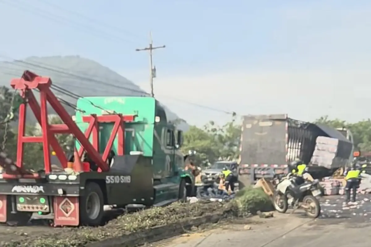 El accidente genera congestionamiento en ambos lados de la vía. , Cortesía.