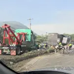 Caos en ruta al Pacífico: Tráiler deja caer carga en el kilómetro 31.5t