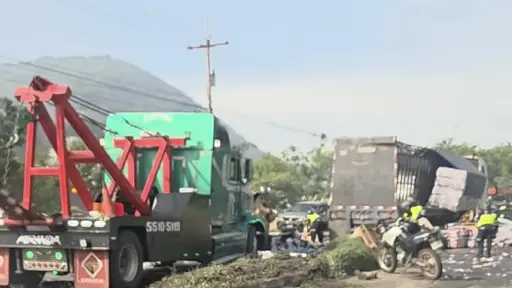 Caos en ruta al Pacífico: Tráiler deja caer carga en el kilómetro 31.5