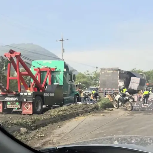 El accidente genera congestionamiento en ambos lados de la vía.  ,Cortesía. 