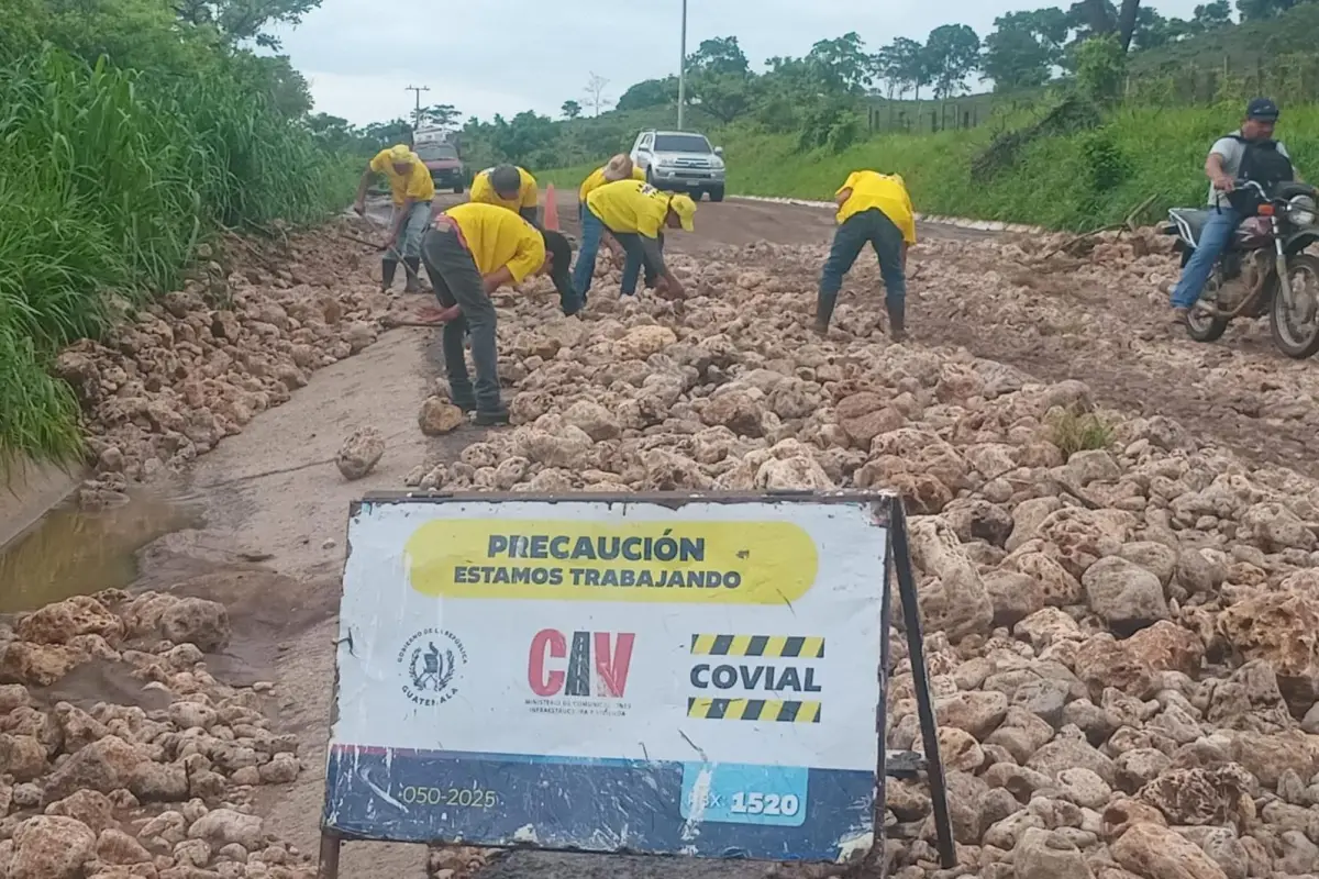 Trabajadores de COVIAL trabajan para limpiar el derrumbe que afecta la carretera., COVIAL-CIV.
