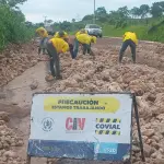 Trabajadores de COVIAL trabajan para limpiar el derrumbe que afecta la carretera. ,COVIAL-CIV.