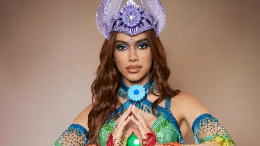Anitta roba miradas en las tribunas con un elegante homenaje a Brasil