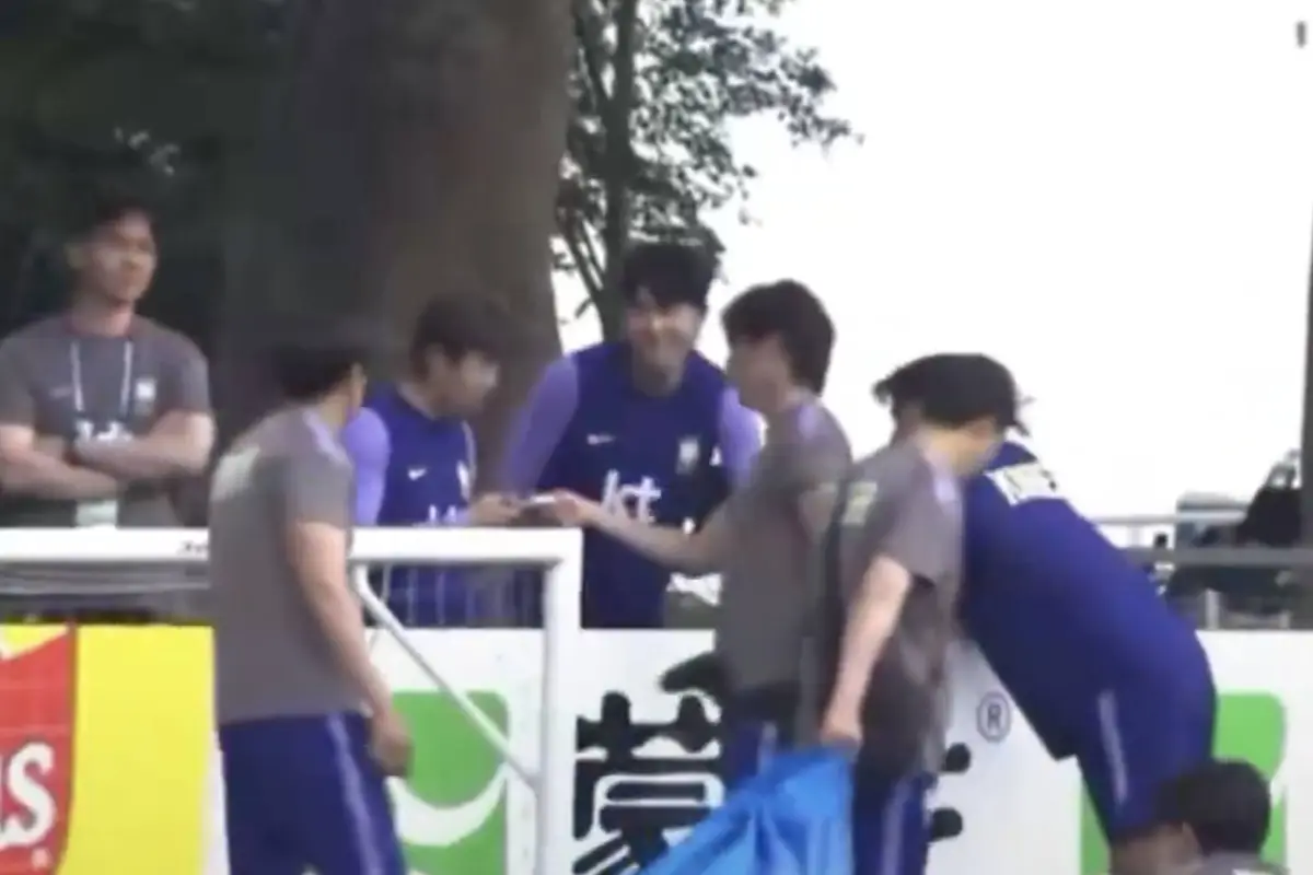 Figura de Corea del Sur sorprendido con el celular en pleno entrenamiento., Captura de pantalla video de Facebook.