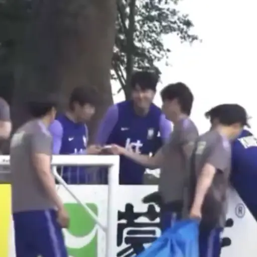 Figura de Corea del Sur sorprendido con el celular en pleno entrenamiento. ,Captura de pantalla video de Facebook.