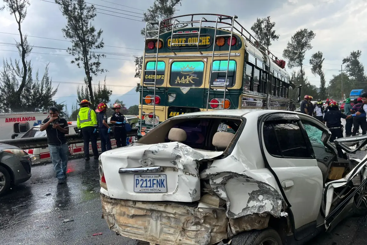 Dos buses y varios carros chocaron entre sí en la ruta Interamericana., Bomberos Municipales Departamentales.