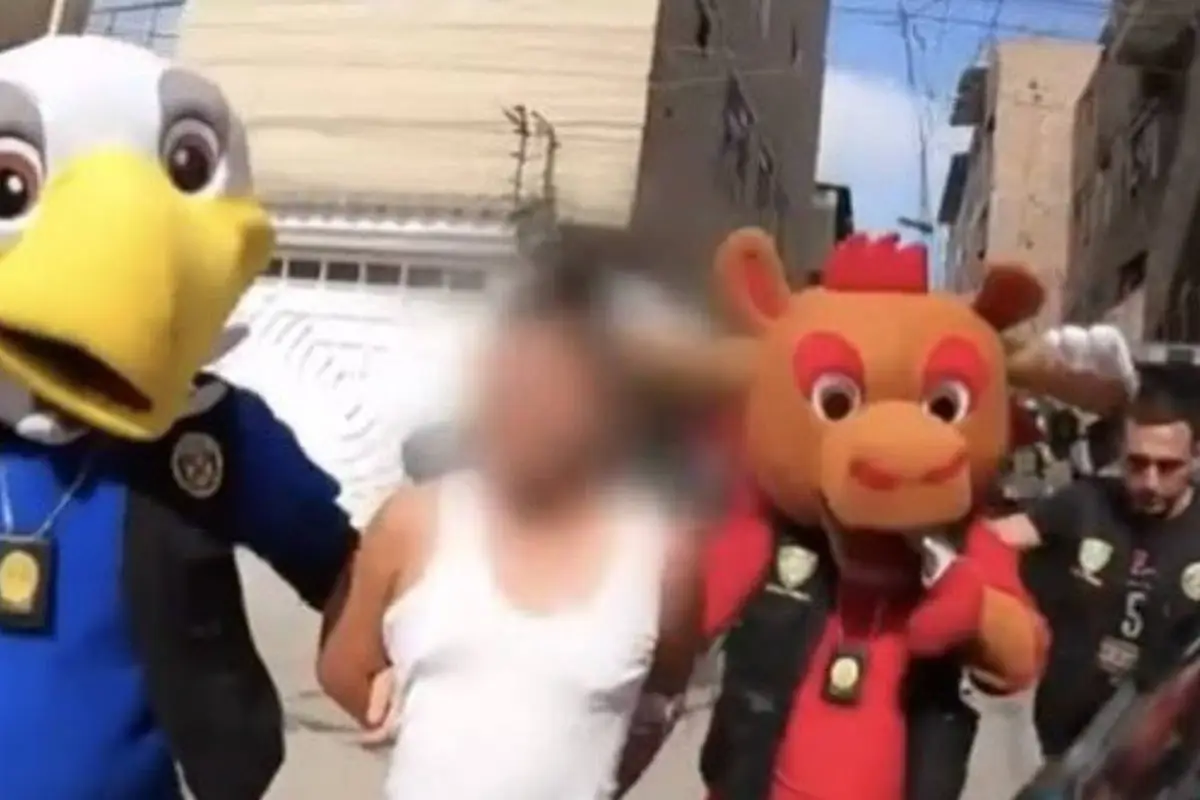 Agentes usan disfraces del Mundial para detener a sospechoso., Captura de pantalla video de X.