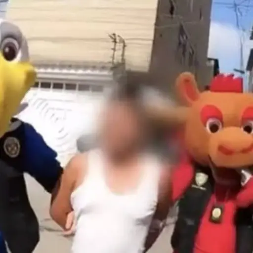 Agentes usan disfraces del Mundial para detener a sospechoso. ,Captura de pantalla video de X.