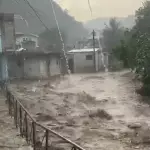 Video: Lluvias arrastran vehículo y causan crecida del Río Villalobos t