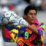 Me da energía, Jorge Campos sorprende al caminar descalzo bajo la lluviat