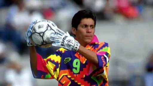 Me da energía: Jorge Campos sorprende al caminar descalzo bajo la lluvia