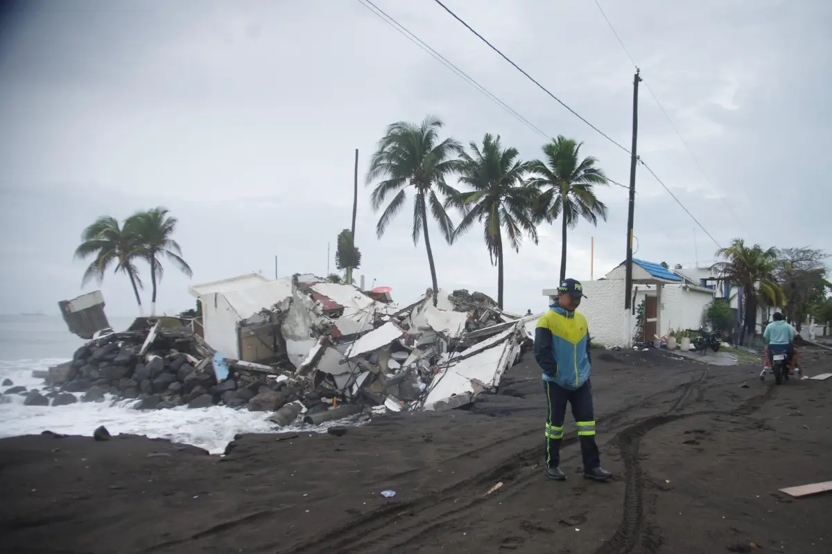 Chalets y residencias quedaron destruidos por lluvias y fuerte oleaje en Iztapa, Escuintla., Omar Solís/Emisoras Unidas