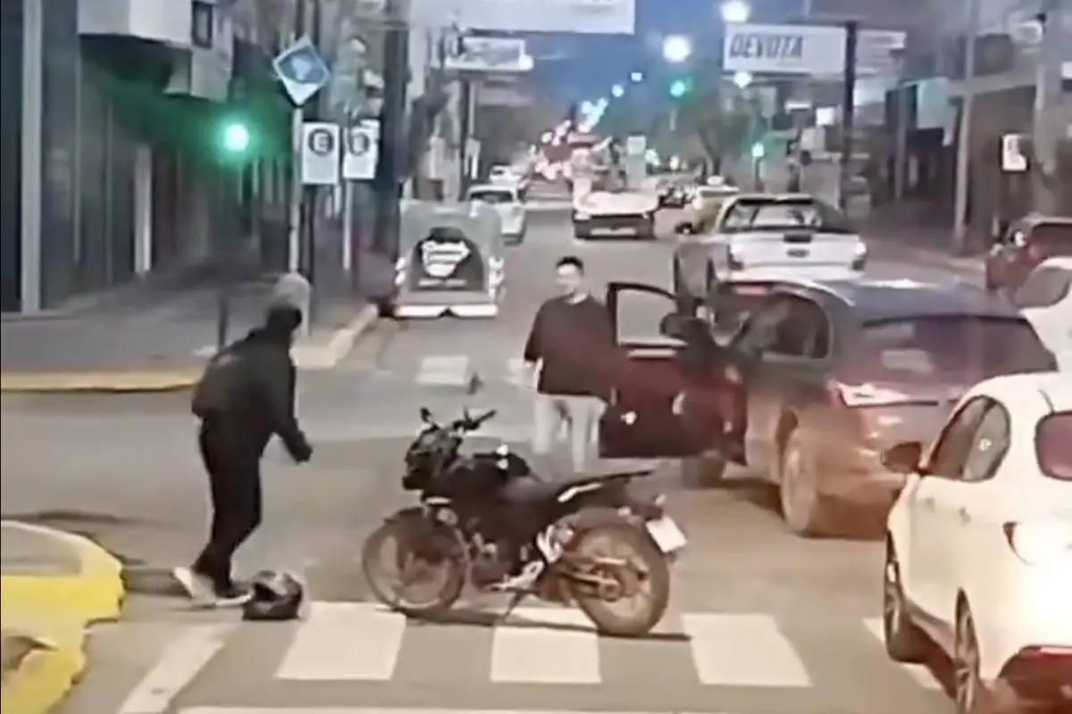 Sale de su auto para reclamar y segundos después ocurre lo inesperado., Captura de pantalla video de X.