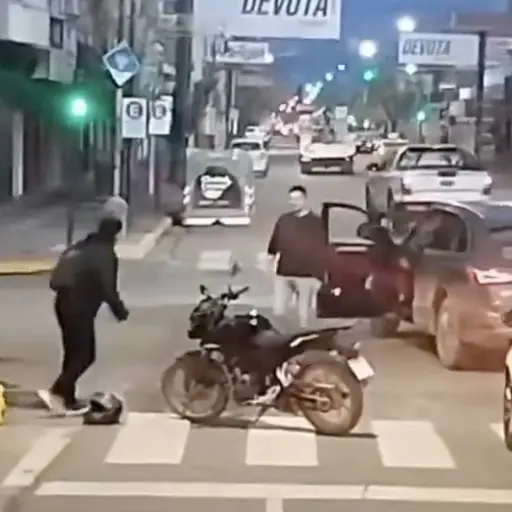Sale de su auto para reclamar y segundos después ocurre lo inesperado. ,Captura de pantalla video de X.