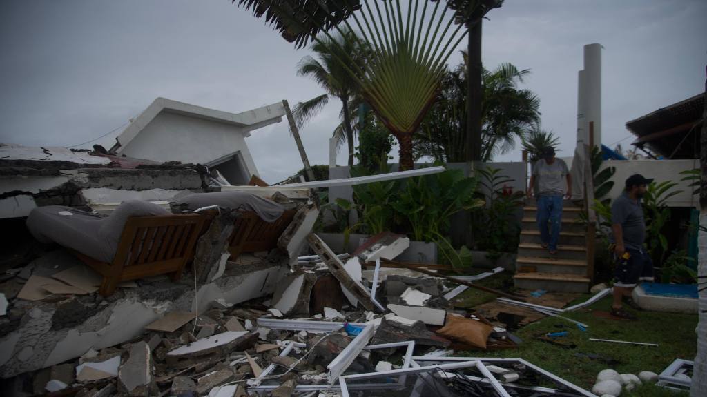 Daños en estructuras y viviendas por oleaje y lluvias en Iztapa, Escuintla. | Omar Solís/Emisoras Unidas