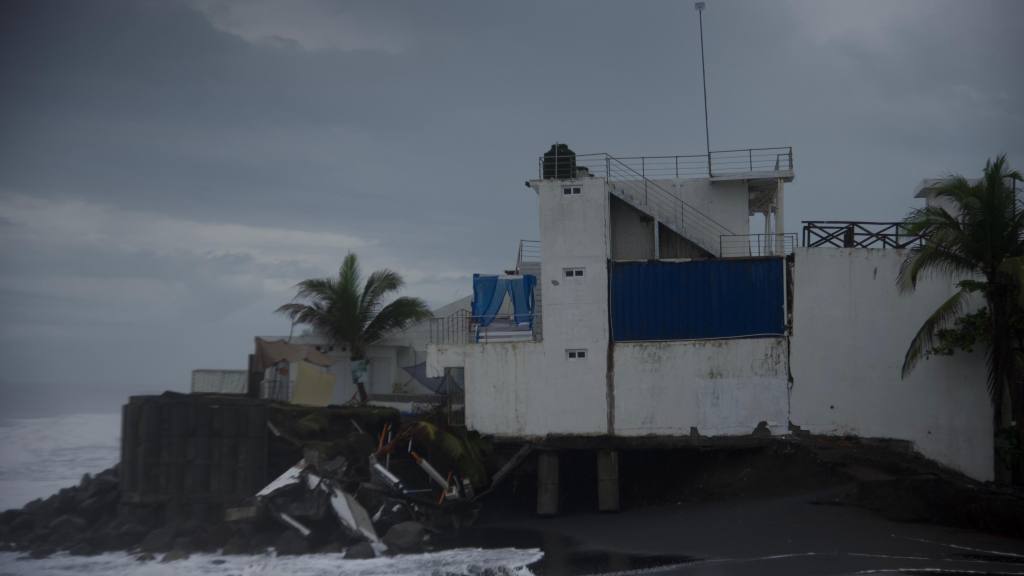 Daños en estructuras y viviendas por oleaje y lluvias en Iztapa, Escuintla. | Omar Solís/Emisoras Unidas