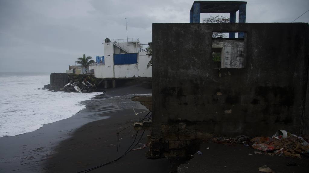 Daños en estructuras y viviendas por oleaje y lluvias en Iztapa, Escuintla. | Omar Solís/Emisoras Unidas