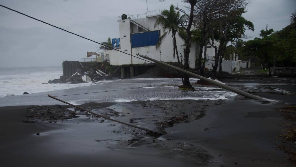 Daños en estructuras y viviendas por oleaje y lluvias en Iztapa, Escuintla. | Omar Solís/Emisoras Unidas