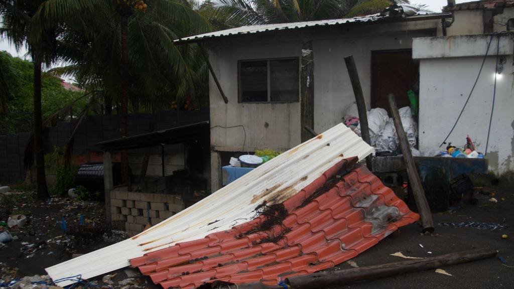 Daños en estructuras y viviendas por oleaje y lluvias en Iztapa, Escuintla. | Omar Solís/Emisoras Unidas