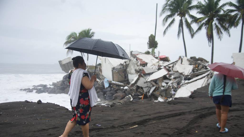 Daños en estructuras y viviendas por oleaje y lluvias en Iztapa, Escuintla. | Omar Solís/Emisoras Unidas