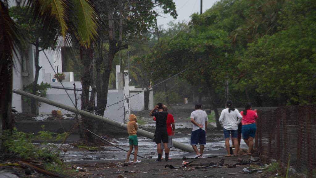 Daños en estructuras y viviendas por oleaje y lluvias en Iztapa, Escuintla. | Omar Solís/Emisoras Unidas