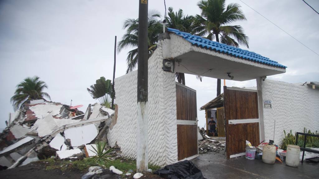 Daños en estructuras y viviendas por oleaje y lluvias en Iztapa, Escuintla. | Omar Solís/Emisoras Unidas