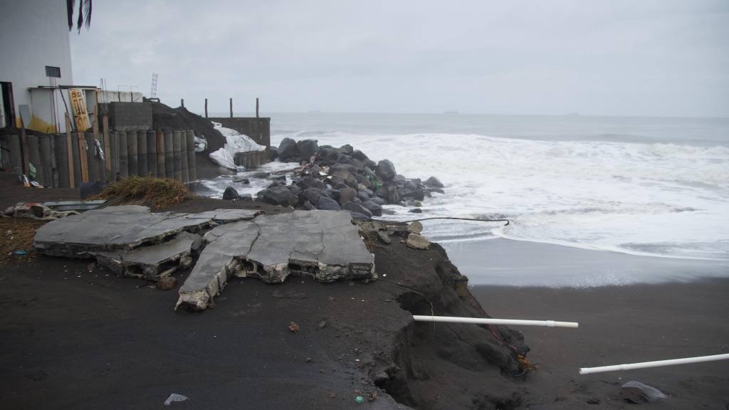 Daños en estructuras y viviendas por oleaje y lluvias en Iztapa, Escuintla. | Omar Solís/Emisoras Unidas