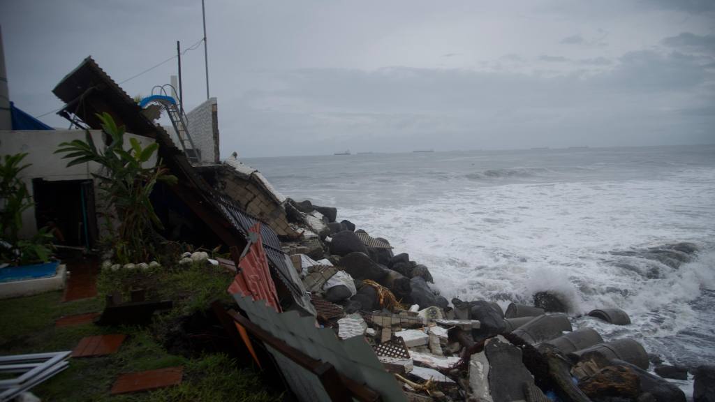 Daños en estructuras y viviendas por oleaje y lluvias en Iztapa, Escuintla. | Omar Solís/Emisoras Unidas